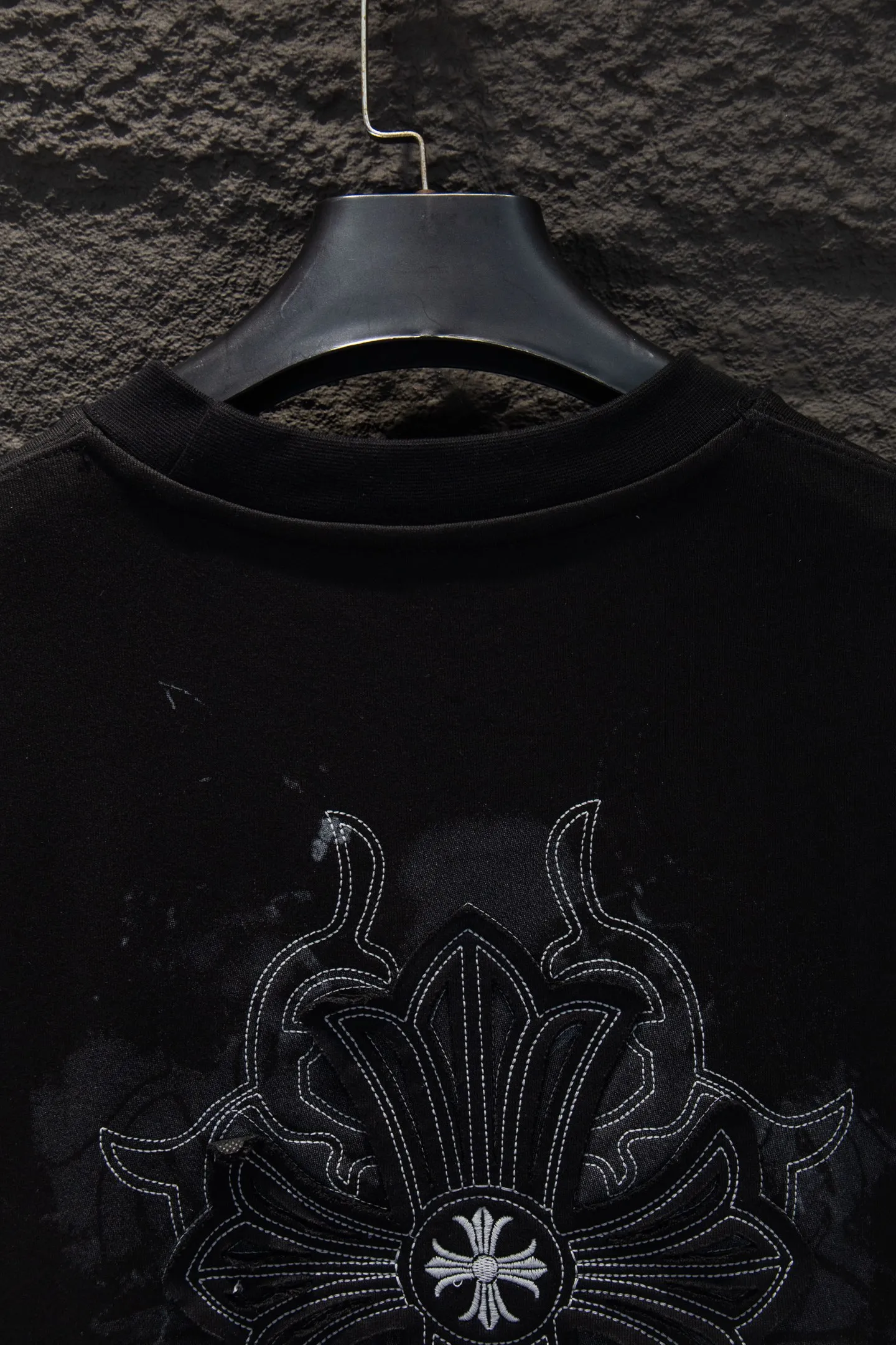 P260 🆕Chrome Hearts new embroidered patch printed sweatshirt. The os version is really charming. Chrome Hearts is really a must-have. Each season's new version is the best. It is very practical and can be worn casually. Nice✔️ - ⚠️100% cotton. Made of custom-dyed terry cotton sweatshirt surface, 420g double-ply double yarn, comfortable to the touch. Made from imported knitting needle carded cotton, the thickness is moderate, drapey and contoured, making the upper body comfortable! ! It is very tolerant for fat body types and can instantly slim down by five inches when put on. The back panel #embroidery adopts imported Tajima high-density heavy industry embroidery technology. The fonts are three-dimensional and full. The front panel is made of direct-injection digital printing environmentally friendly glue material and mechanized printing process. Mechanical printing has high precision, the positioning accuracy can reach ±0.02mm, and the quality is stable.  The neck strap is made of pure cotton and is one piece. It has no color difference and will not deform. In the past two years, the oversize version has become the focus of the trend and has been a popular staple in the past two years. The change of designers has made this brand an instant hit. The progressive fashion of the times also needs the blood impact of fresh elements and trendy designs in order to continue its glory! It’s stylish both inside and outside, a must-have for high street travel! An absolute "eye-catching style" that can match couples 💏 Color: Black Size: S M L XL